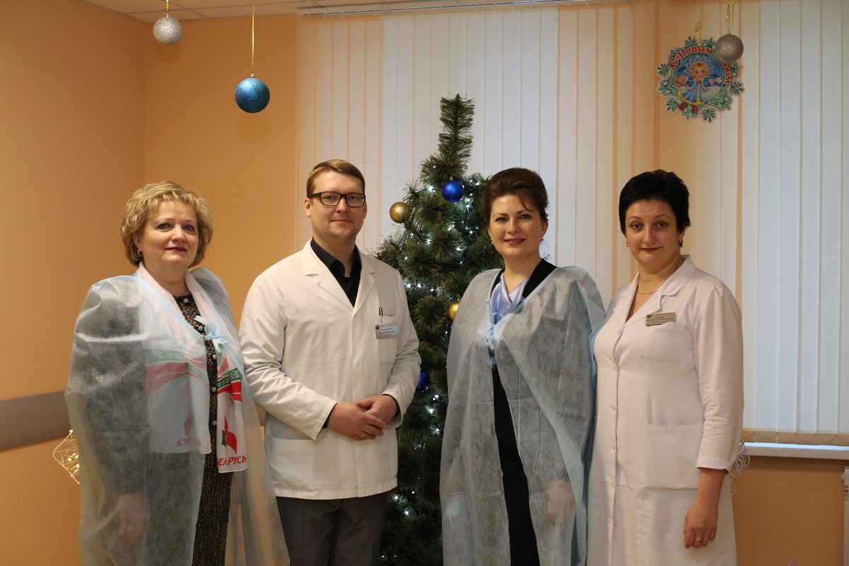 Депутат Ирина Рынейская и «Белая Русь» поздравили с наступающим Новым годом малышей и мам в детской больнице