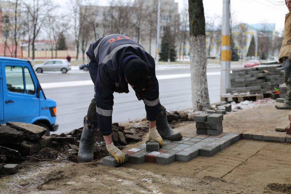 На улице Минской укладывают тротуарную плитку. Фото