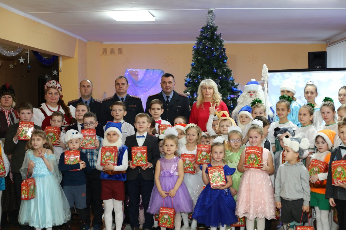 Сотрудники УВД Бобруйского горисполкома посетили школу-интернат для детей с нарушением слуха в рамках благотворительной акции «Наши дети»