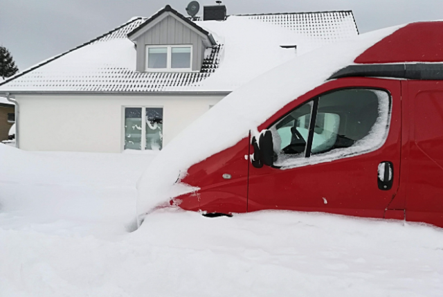Мощная снежная буря в Дании заставила десятки людей ночевать в магазинах