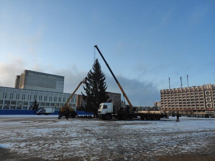 Площадка перед Дворцом искусств почти украшена новогодней елью