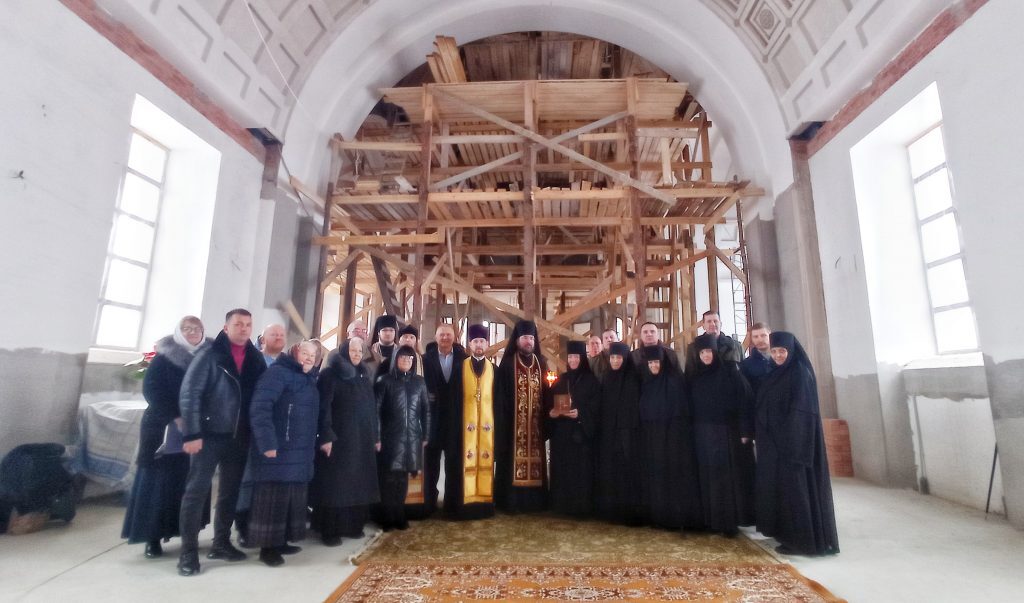 Епископ Серафим совершил праздничный молебен в строящемся соборе Александра Невского