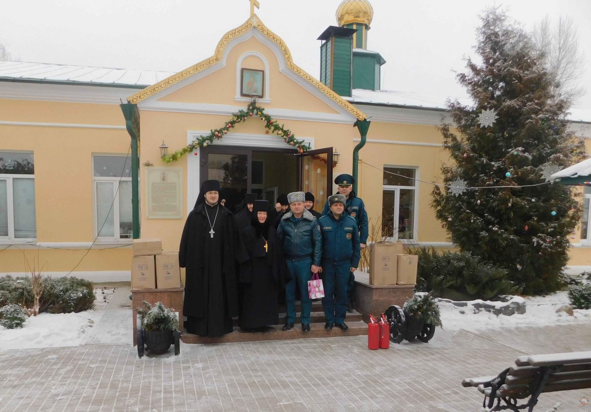 Служителям женского монастыря Святых Жен–Мироносиц передали 40 огнетушителей