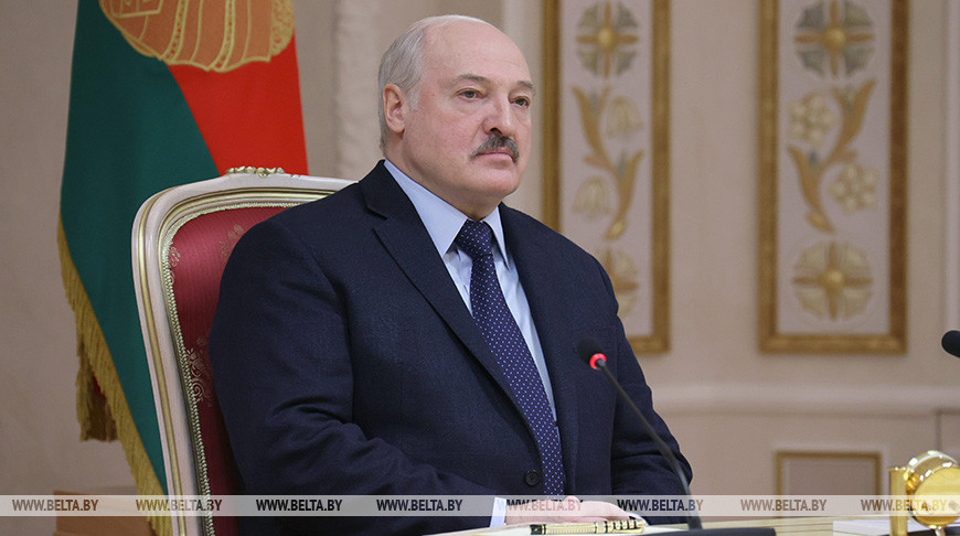 «На ногах его перенес». Лукашенко вновь переболел коронавирусом, на этот раз омикроном