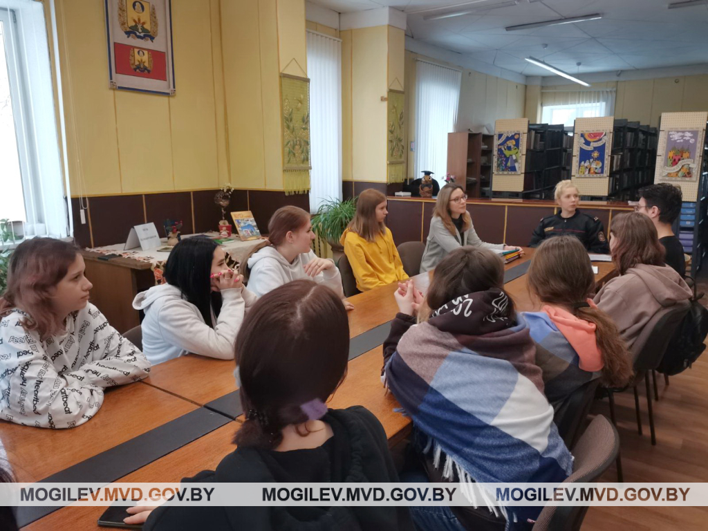 Сотрудники ИДН встретились с учащимися колледжей Бобруйска