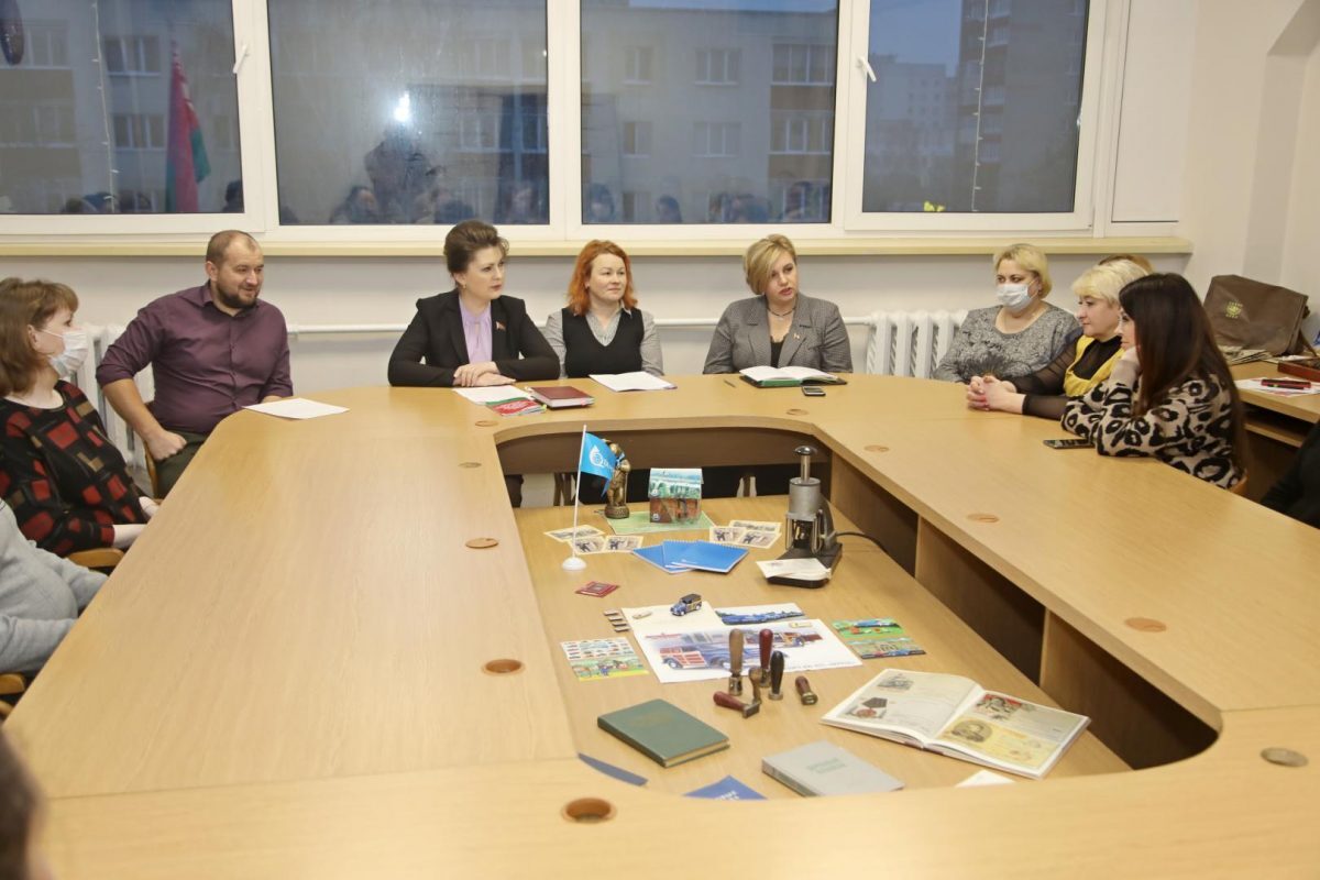 Ирина Рынейская обсудила с трудовыми коллективами изменения и дополнения в Конституцию