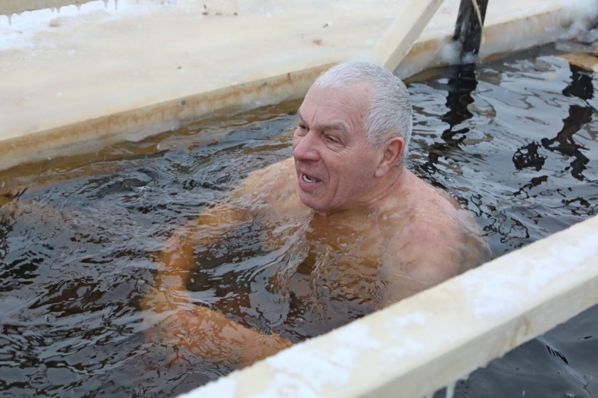 Мороз, лед и вода: как проходят крещенские купания в Бобруйске