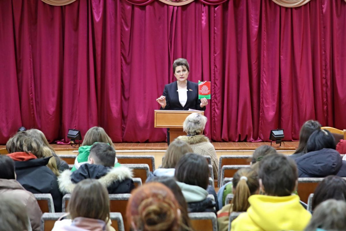 Депутат Палаты представителей Национального собрания Республики Беларусь Ирина Рынейская в УО БГТЭПТК провела встречу по обсуждению проекта Конституции