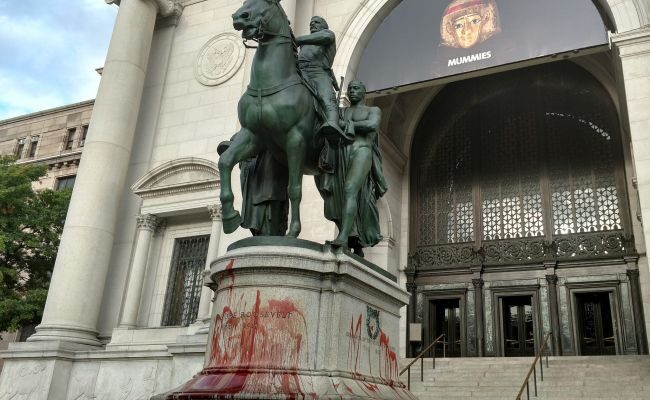 CNN: в Нью-Йорке демонтировали памятник Рузвельту у входа в музей естественной истории