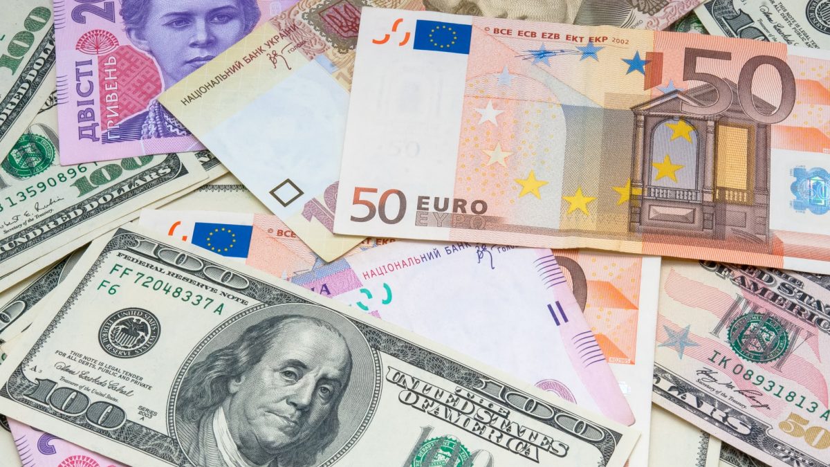 Белорусский рубль на торгах 20 января укрепился к трем основным валютам
