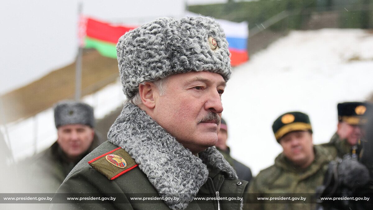 Александр Лукашенко проинспектировал учения на полигоне Осиповичский