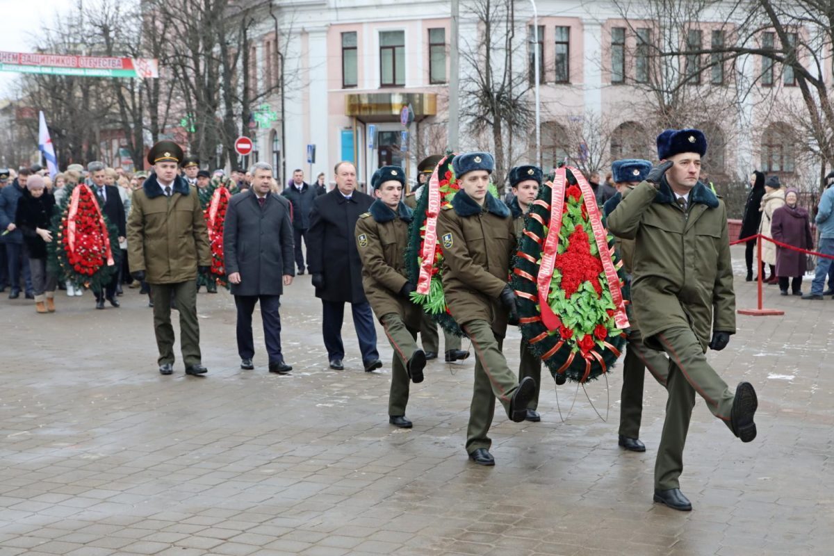 В День защитников Отечества на площади Победы состоялось торжественное возложение венков и цветов