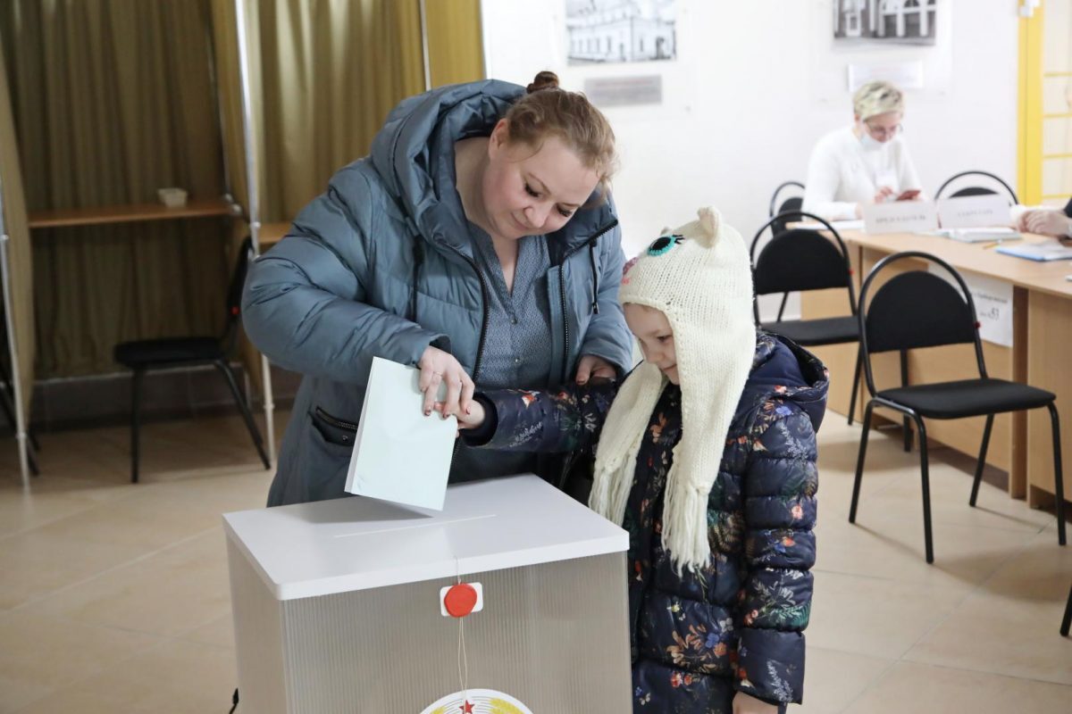 «Хотим видеть страну мирной и счастливой!» Бобруйчане голосуют в школе №35