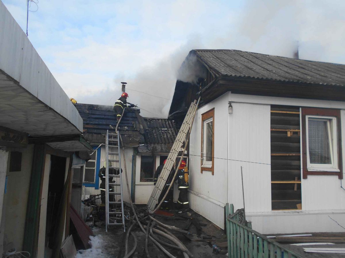 Спасатели ликвидировали пожар по переулку Комсомольскому