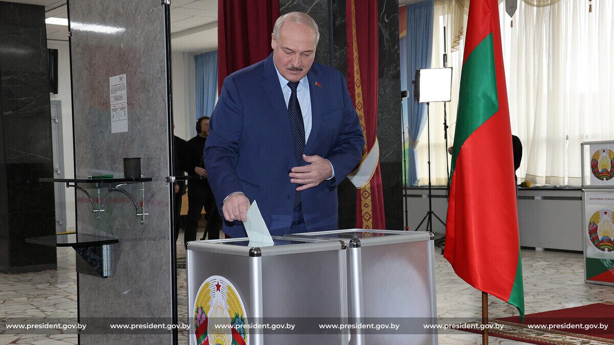 Александр Лукашенко проголосовал на референдуме по обновленной Конституции