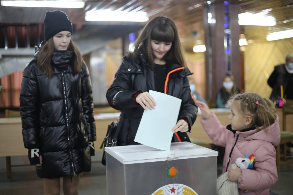 «Беларусь – мой второй дом»: новоиспеченная гражданка нашей страны приняла участие в досрочном голосовании