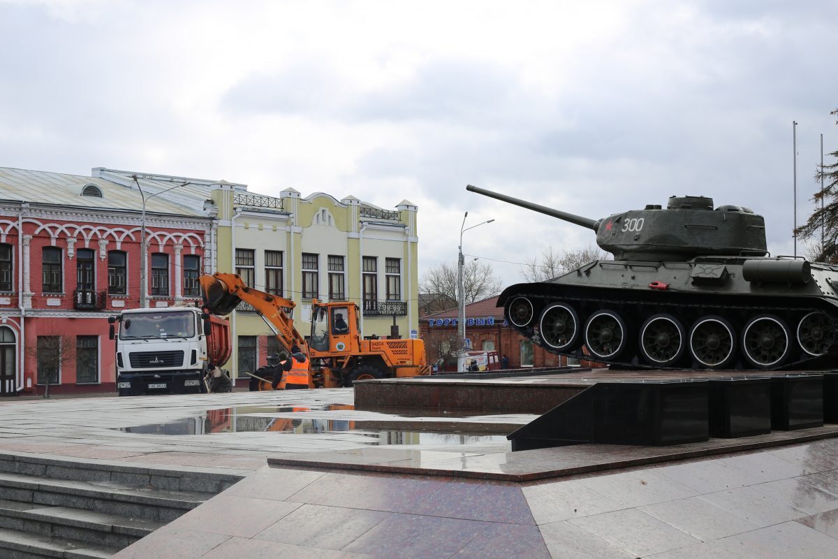 Фотофакт. Уборка снега и льда на площади Победы