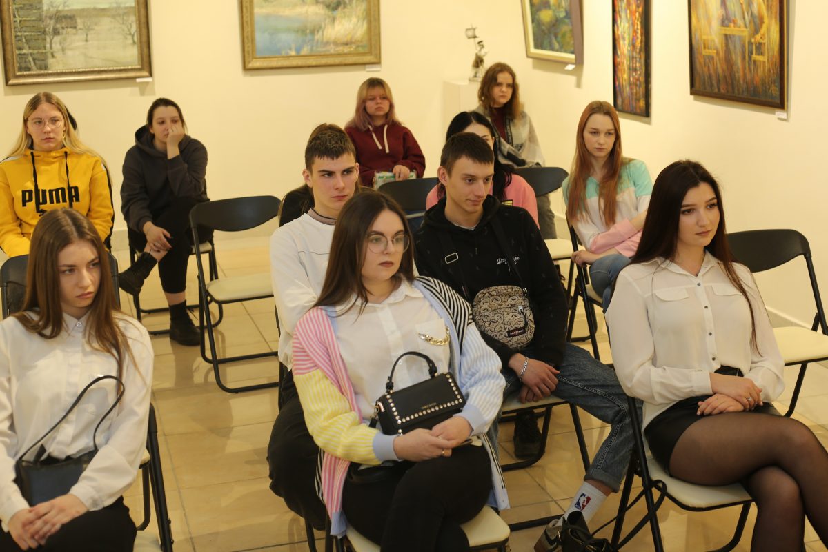 Учащейся молодежи Бобруйска рассказали о внесениях изменений и дополнений в Конституцию