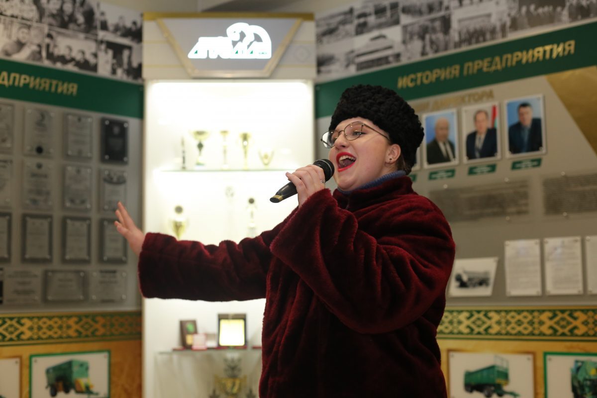 Утром с песнями и танцами поздравили мужчин с Днем защитников Отечества на «Бобруйскагромаше»