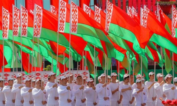 Лукашенко: опираясь на Конституцию, мы сделаем Беларусь еще более сильной, красивой и счастливой