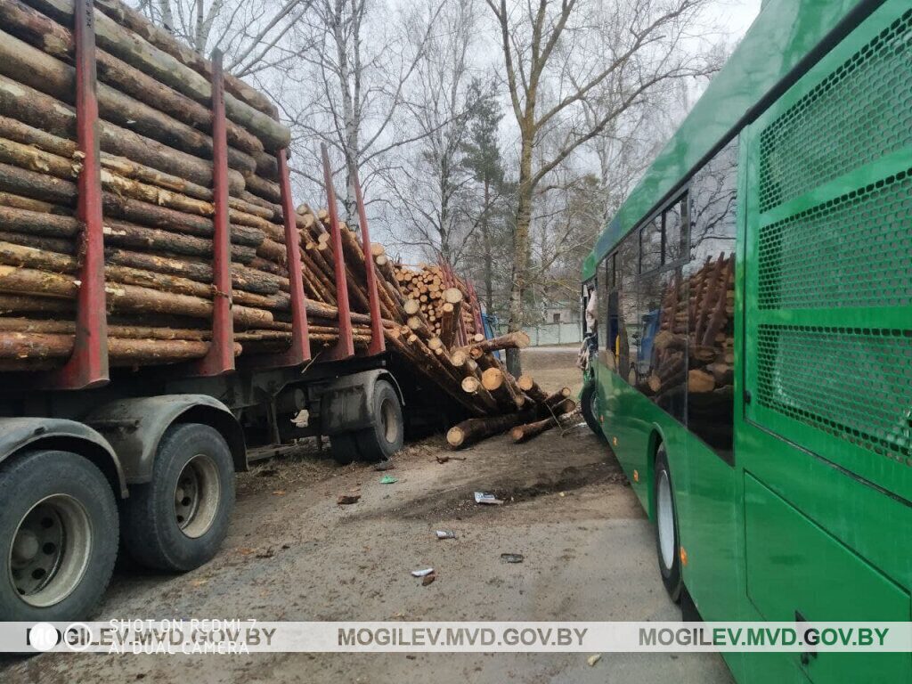 В Осиповичах столкнулись маршрутный автобус и лесовоз