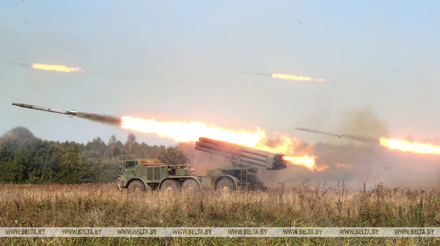 Контрольные занятия с реактивными артиллерийскими батареями проходят на полигоне в Осиповичах