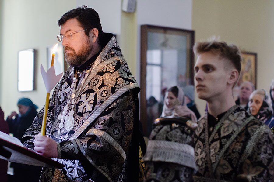 Епископ Серафим совершил утреню Великой Пятницы