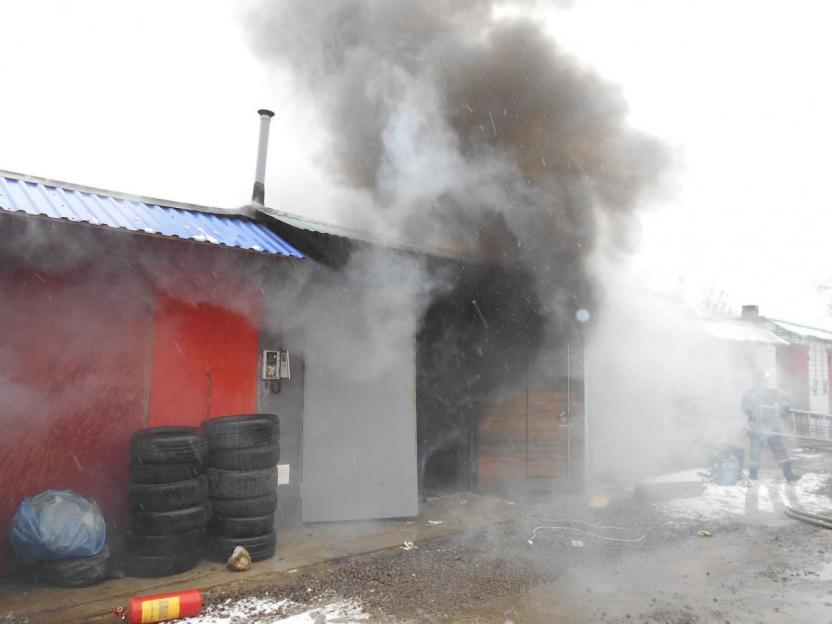 Пожар в гараже в Бобруйске уничтожил имущество и вилочный погрузчик