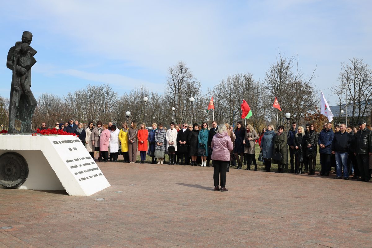 «Только помня о войне, мы мир сохраним». На территории Бобруйской крепости прошел митинг-реквием