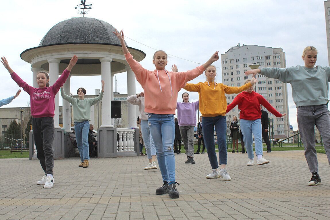 Первомайцы танцевали и пели «За мир без катастроф»