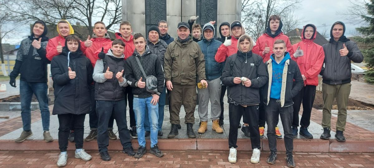 С энтузиазмом и на драйве. Так бобруйчане трудятся на субботнике