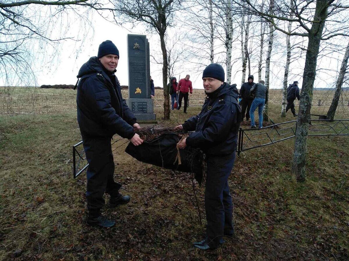 Бобруйские следователи благоустроили братскую могилу в деревне Величково