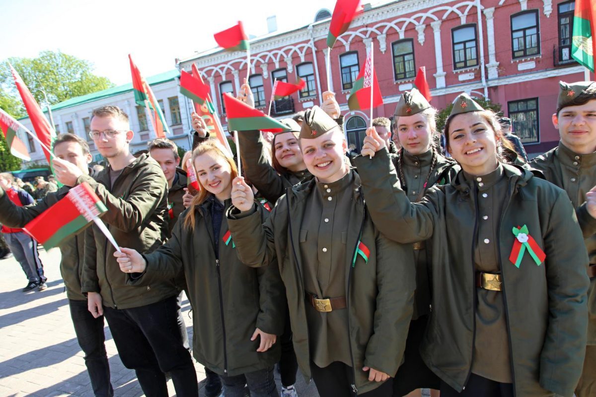 Участники областного патриотического проекта «Дорогами Памяти и Славы» возложили цветы к памятнику-танку на площади Победы