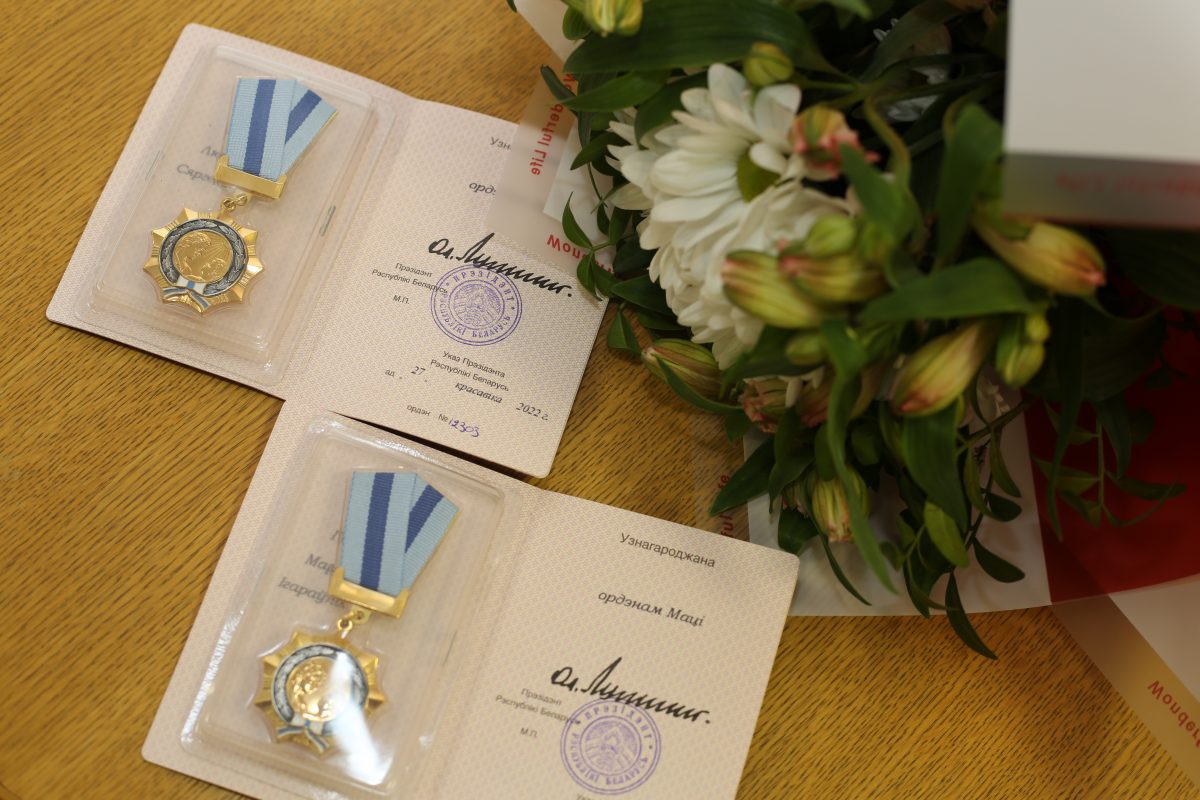 В администрации Первомайского района шесть мам получили ордена Матери