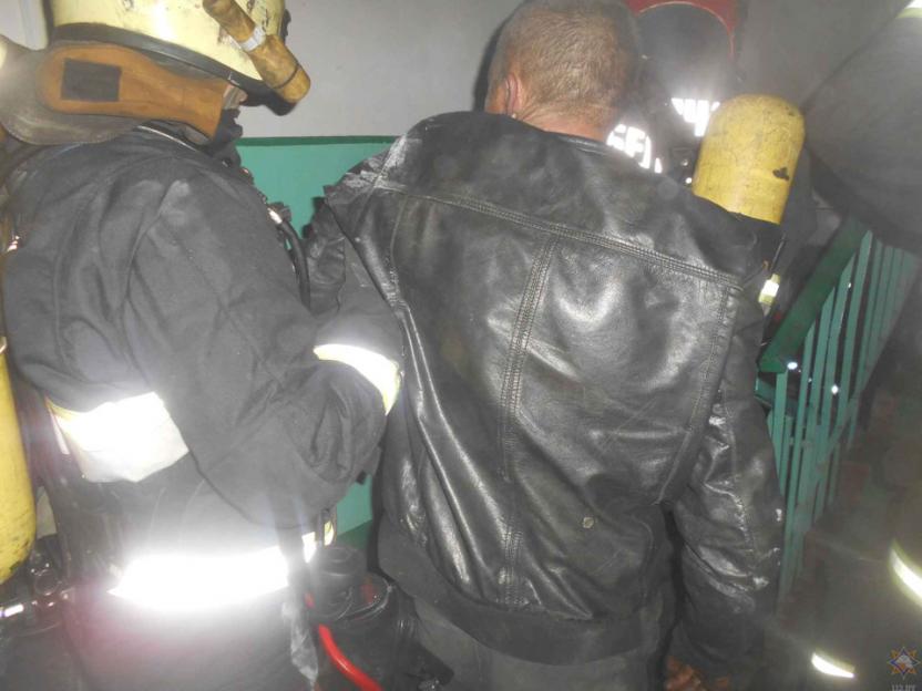 Работники МЧС спасли двух мужчин на пожаре в Бобруйске