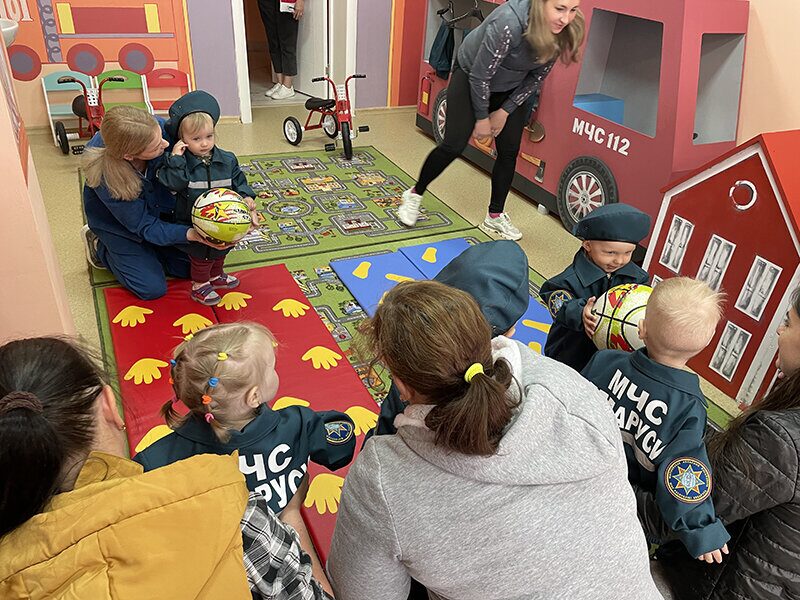 Работники МЧС провели чемпионат по бегу в ползунках