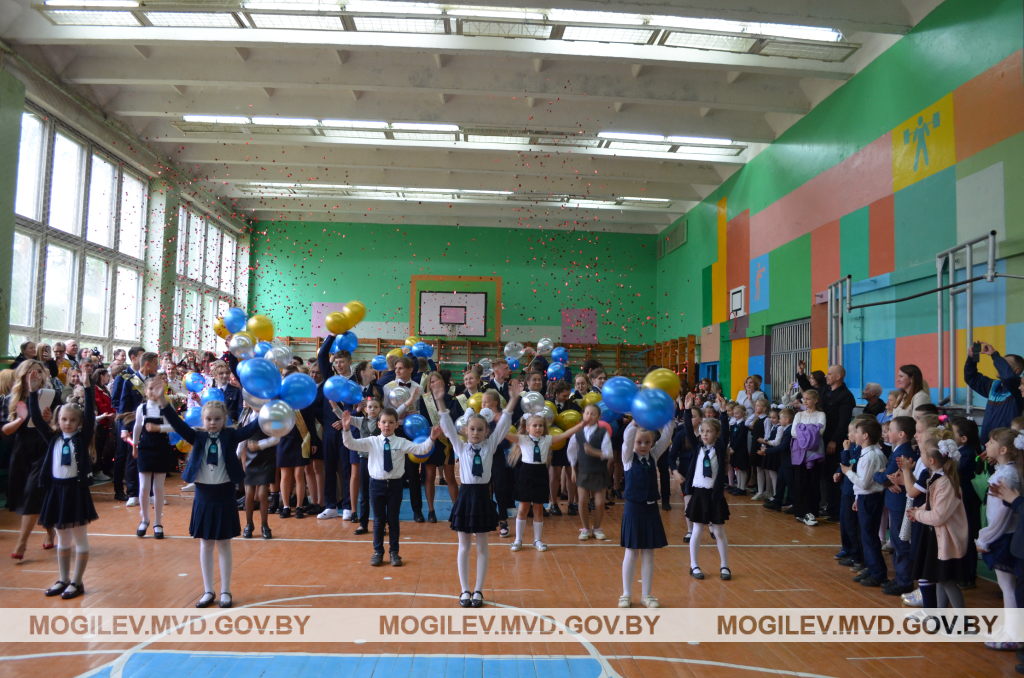 Торжественная линейка: правоохранители Бобруйска поздравили школьников с последним звонком