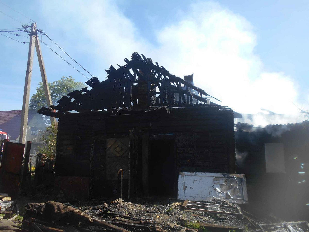 Горел нежилой дом в переулке Парижской Коммуны