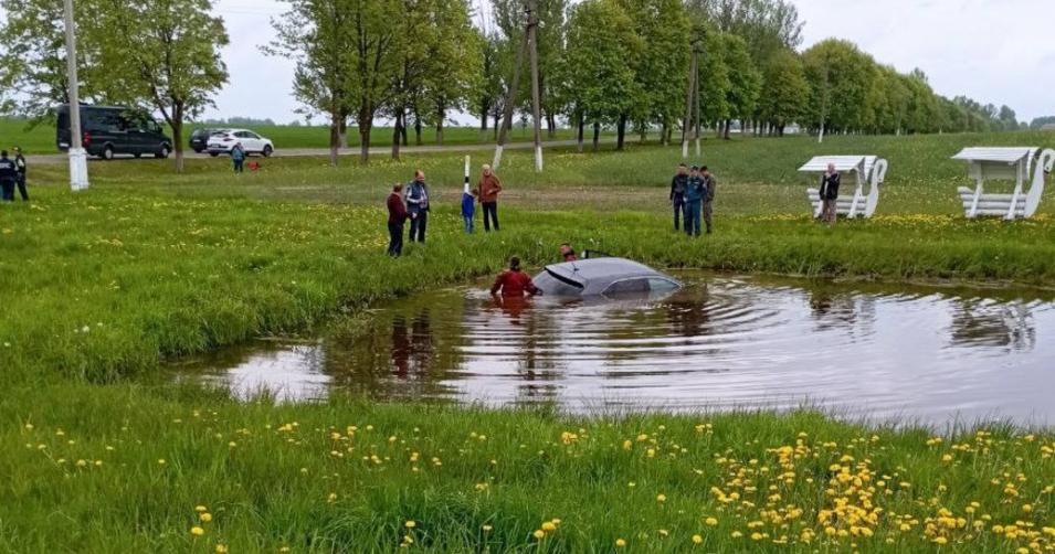Автомобиль угодил в водоем в Могилевском районе