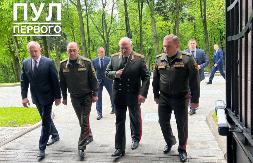 Лукашенко проводит совещание по вопросам обеспечения военной безопасности
