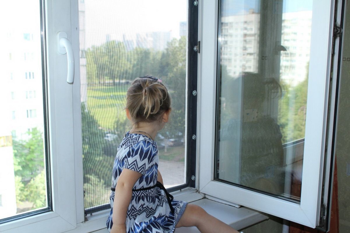 С начала года в Беларуси из окон многоэтажек выпали 14 детей