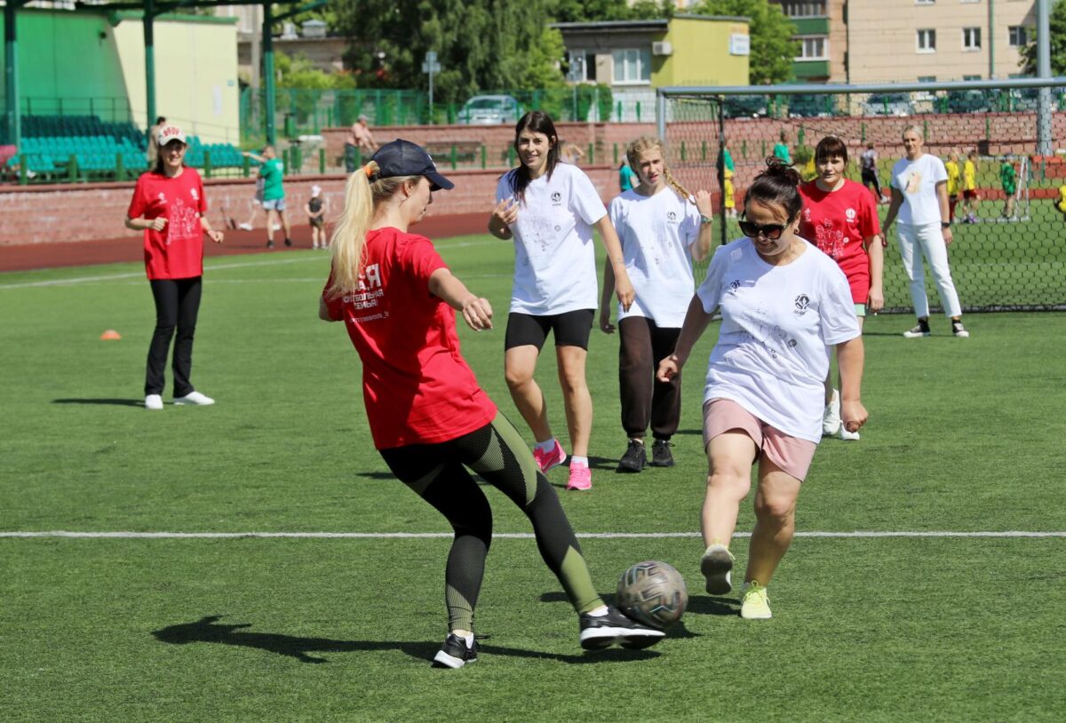 Бобруйские семьи играют в футбол