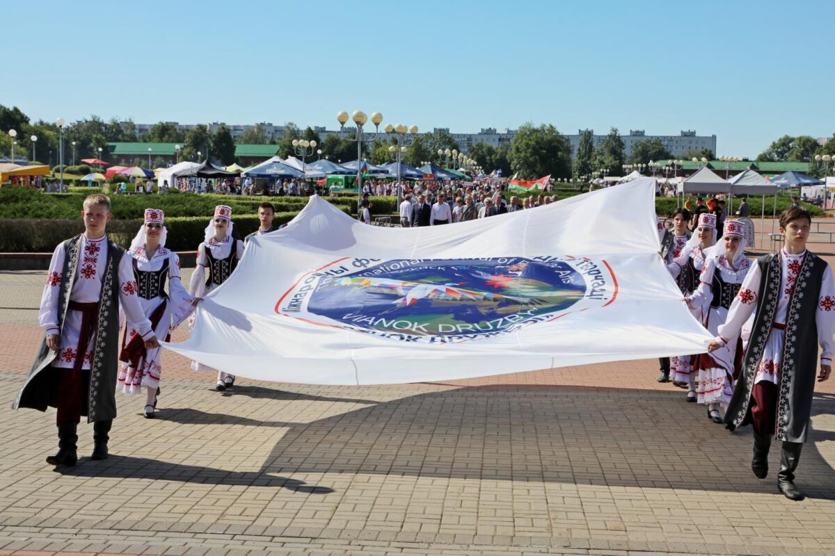 Торжественное возложение цветов и шествие делегаций Международного фестиваля «Венок дружбы»