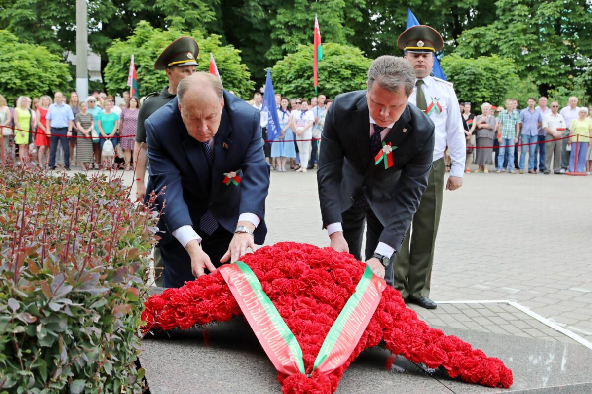 В Бобруйске возложили венки и цветы к памятнику-танку на могиле генерал-майора Б.С. Бахарова