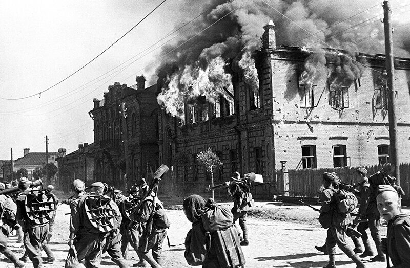 Армии шли вперед