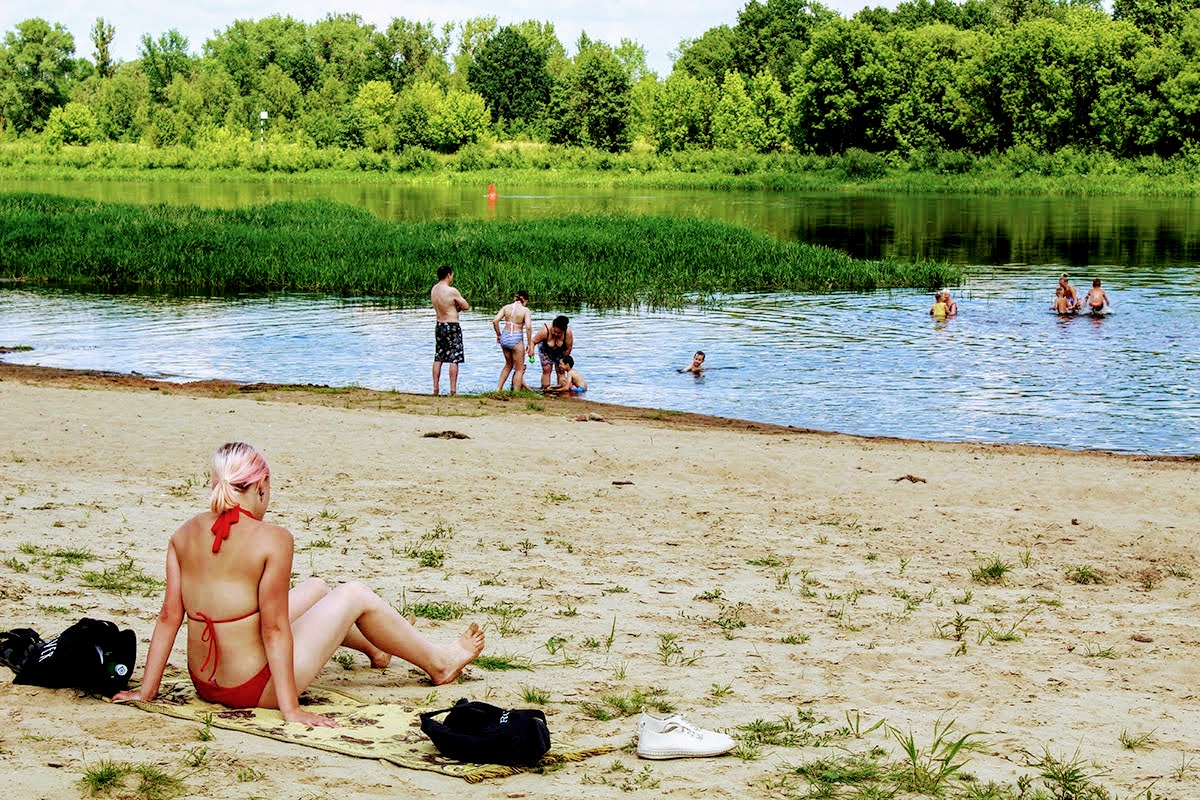 Бобруйчане спасаются от жары в водах Березины