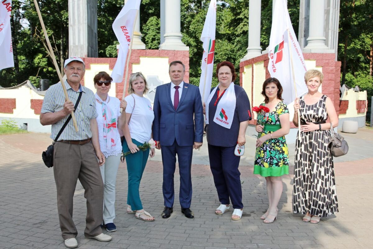 Торжественное возложение цветов прошло в Первомайском и Ленинском районах Бобруйска