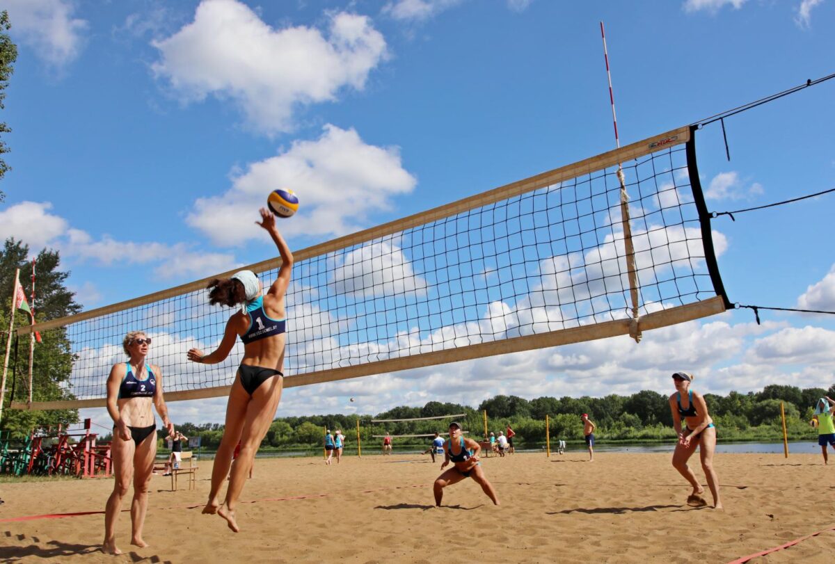 В Бобруйске проходит открытый чемпионат по пляжному волейболу