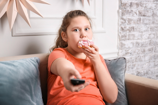 Специалист: телереклама соленых и сладких продуктов способствует детскому ожирению