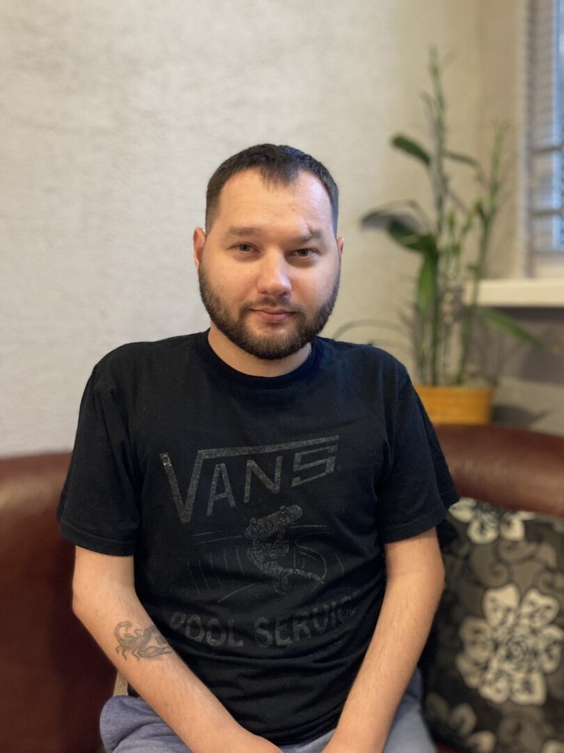 «Лето заканчивается, а почти не был на улице». Сбор на коляску для бобруйчанина Кости Пустошилова продолжается